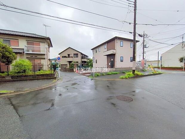 前面道路を含めた現地写真です。