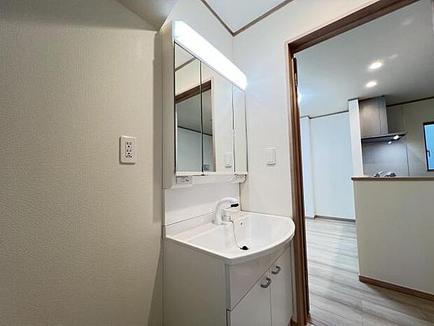 洗面化粧台です。朝の身支度から1日が始まります。