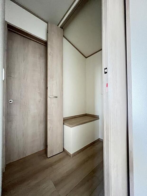 いつでもお部屋をスッキリお使い頂ける収納スペースを設置。