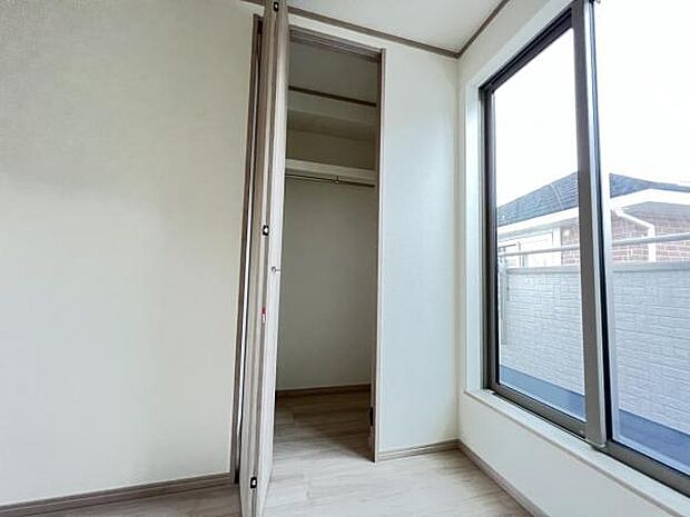 いつでもお部屋をスッキリお使い頂ける収納スペースを設置。