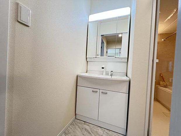 洗面化粧台です。朝の身支度から1日が始まります。