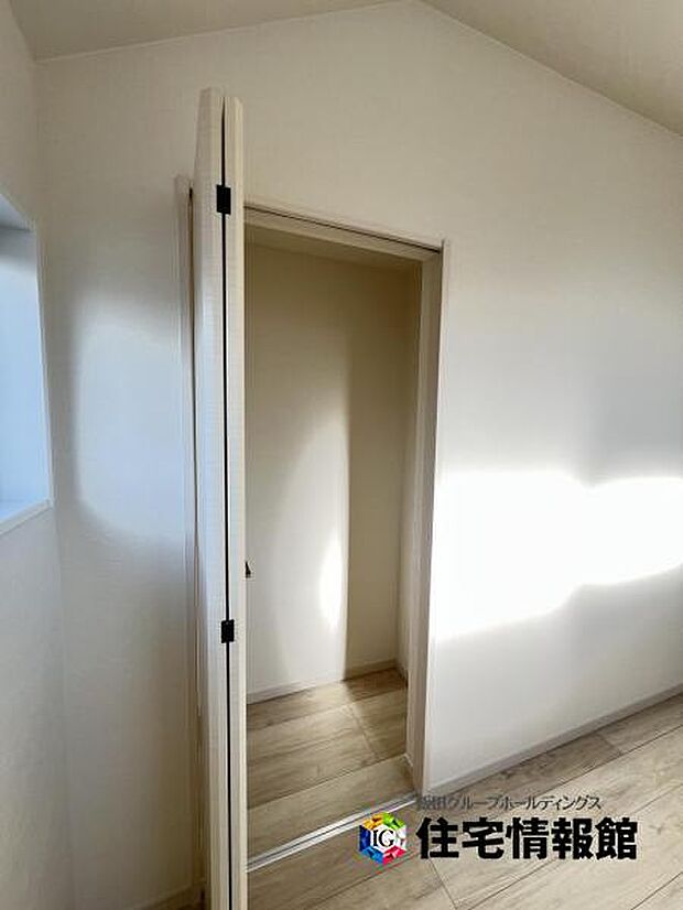 いつでもお部屋をスッキリお使い頂ける収納スペースを設置。