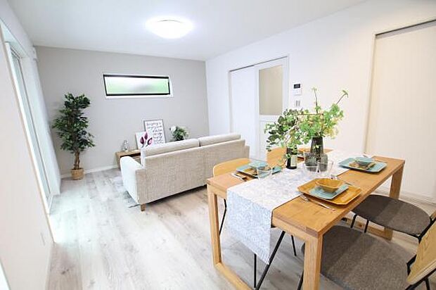 リビングダイニングになります。ご家族そろっての素敵な空間になりそうですね。