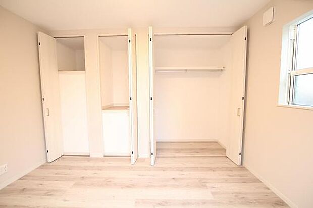 ウォークインクローゼットがあり収納スペースも豊富。季節物もスッキリ片付きそうです。
