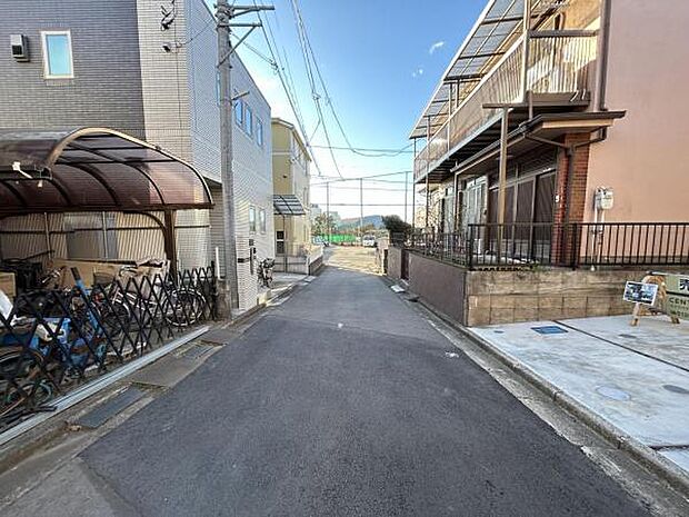 前面道路を含めた現地写真です。