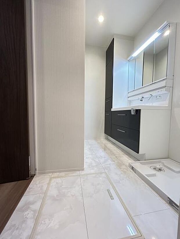 脱衣所は小さなお子様がいるご家庭にも重宝されます。