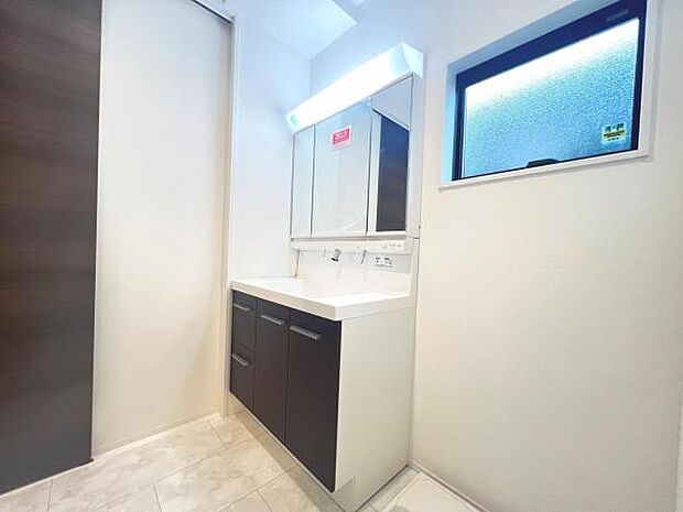 洗面化粧台です。朝の身支度から1日が始まります。