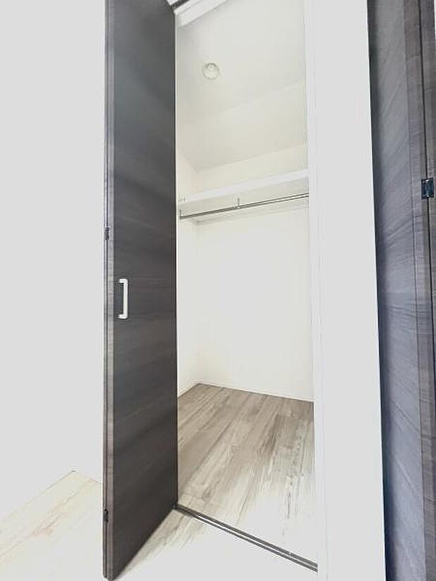 ウォークインクローゼットがあり収納スペースも豊富。季節物もスッキリ片付きそうです。