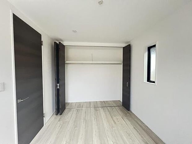 いつでもお部屋をスッキリお使い頂ける収納スペースを設置。