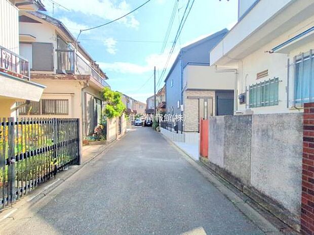 前面道路を含めた現地写真です。