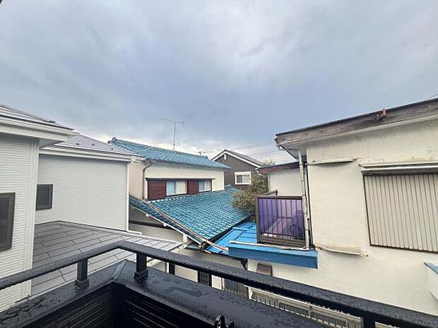 雨戸シャッター付きで、防災・防犯に心強いですね。