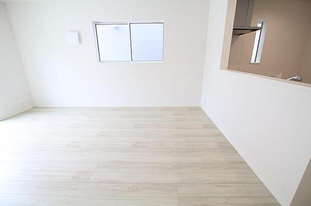 お食事中もキッチンと会話が楽しめるダイニングスペース。