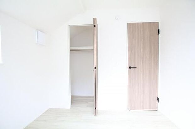 いつでもお部屋をスッキリお使い頂ける収納スペースを設置。