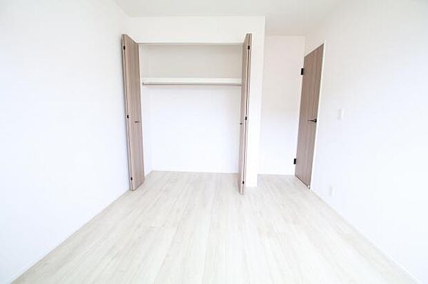 いつでもお部屋をスッキリお使い頂ける収納スペースを設置。