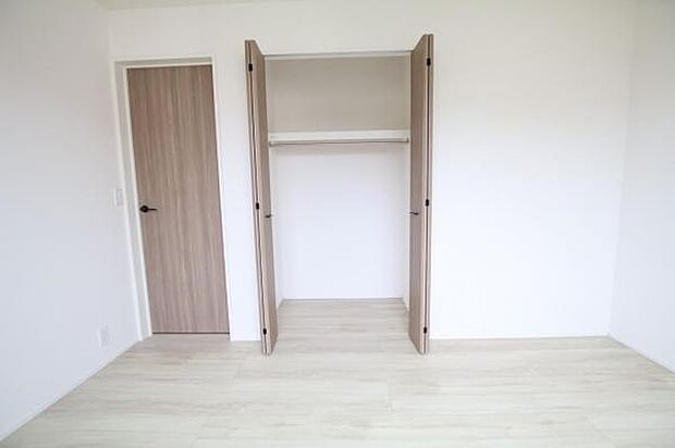 いつでもお部屋をスッキリお使い頂ける収納スペースを設置。