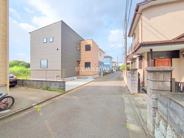 前面道路を含めた現地写真です。