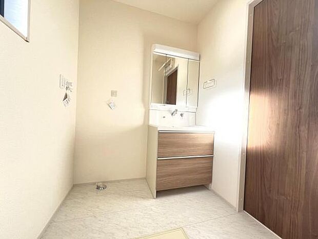 洗面化粧台です。朝の身支度から1日が始まります。