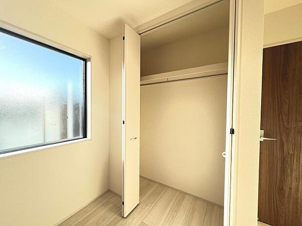 いつでもお部屋をスッキリお使い頂ける収納スペースを設置。