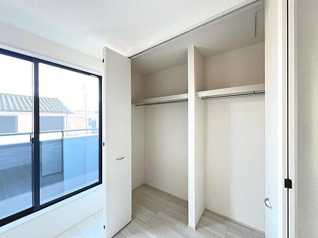 いつでもお部屋をスッキリお使い頂ける収納スペースを設置。