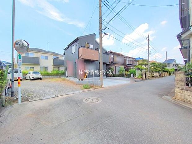 前面道路を含めた現地写真です。