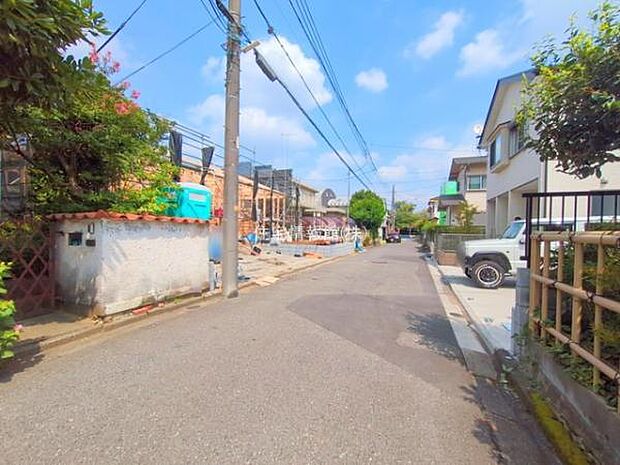 前面道路を含めた現地写真です。