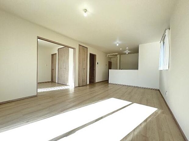 明るい日差しが入る風通しの良いリビングです。