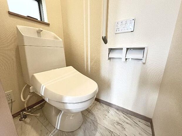 シャワー洗浄機能付のトイレは、清潔感が印象的な空間ですね。