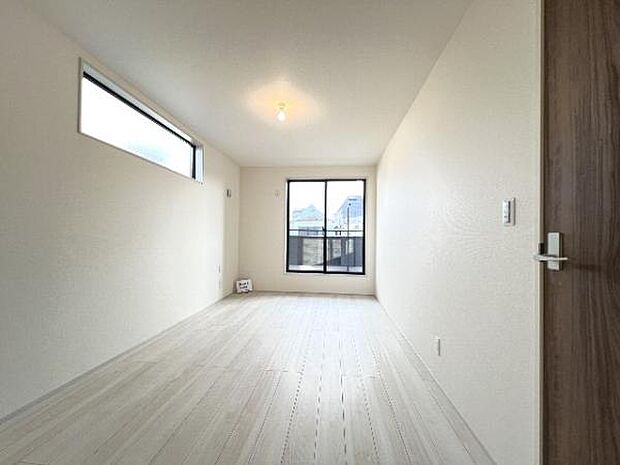 明るい広々とした主寝室でご家族ゆっくりお休みになれますね。