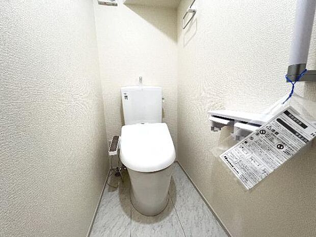 シャワー洗浄機能付のトイレは、清潔感が印象的な空間ですね。