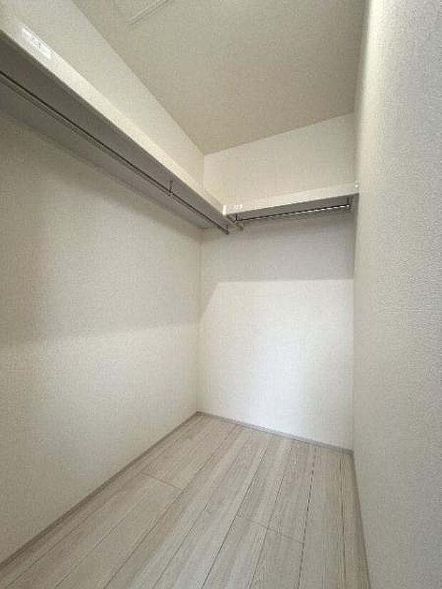 ウォークインクローゼットは、ハンガーパイプや枕棚が備わっており、お洋服等すっきりと収納いただけます。