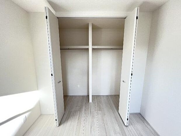 いつでもお部屋をスッキリお使い頂ける収納スペースを設置。