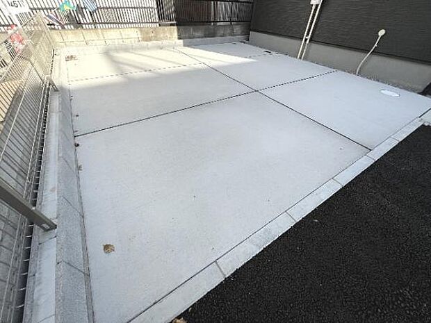 駐車場です。前面道路との高低差も少なく、スムーズに出入りできます。