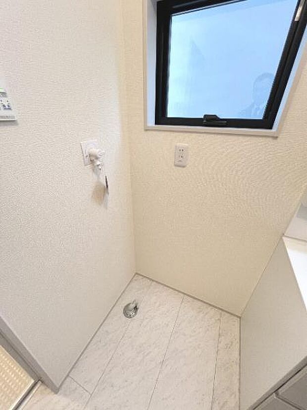 独立洗面台の横にはランドリースペースがございます。