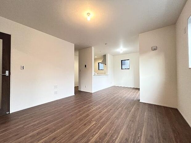 明るい日差しが入る風通しの良いリビングです。