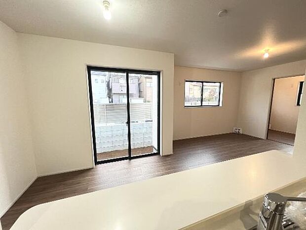 キッチンからリビングが見渡せ、お料理中もご家族の様子を見守れます