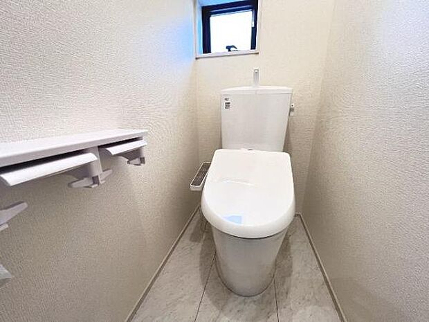 シャワー洗浄機能付のトイレは、清潔感が印象的な空間ですね。