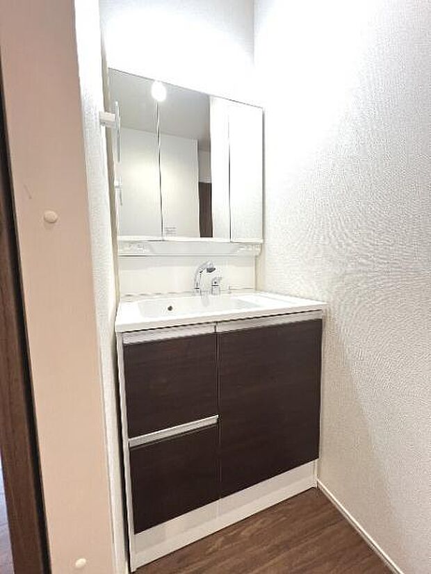 シャワー付き洗面化粧台です。手軽にシャンプーができ、お掃除もしやすいですね。
