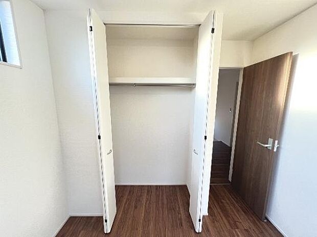 中の物を確認しやすく、取り出しやすい収納スペース。お部屋を広々とお使いいただけます。