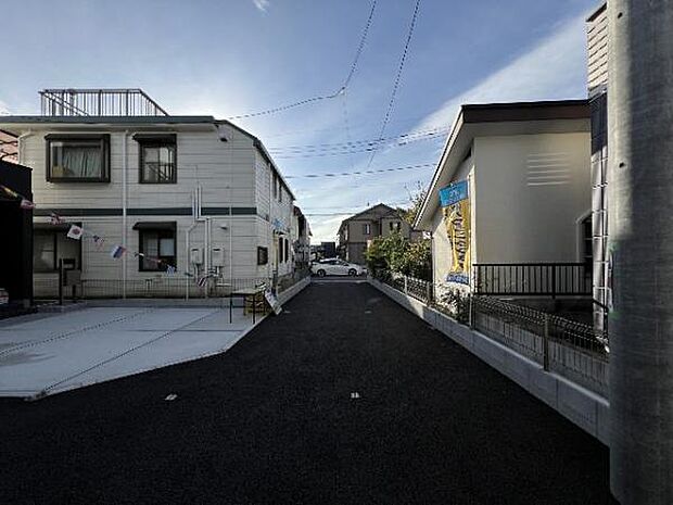 前面道路を含めた現地写真です。