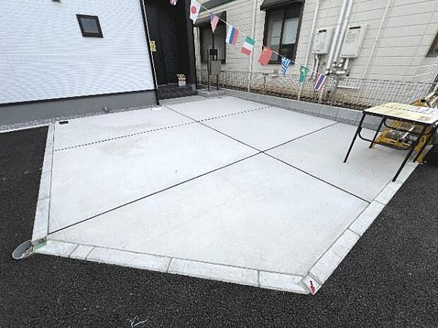 駐車場です。前面道路との高低差も少なく、スムーズに出入りできます。