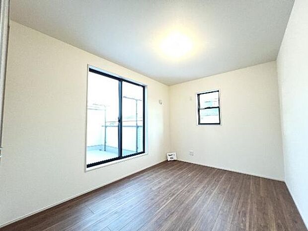 木の温もりが優しいフローリングの収納スペース付き洋室です。