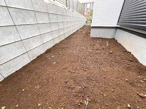 お庭スペースです。趣味やご家族団らんを楽しめそうですね。