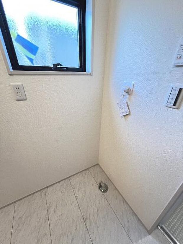 独立洗面台の横にはランドリースペースがございます。