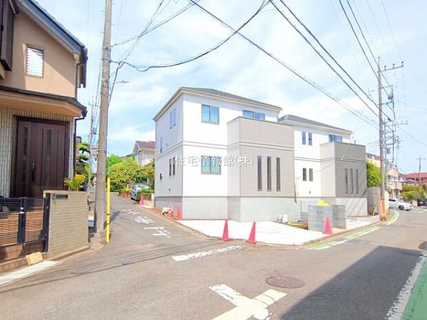 前面道路を含めた現地写真です。