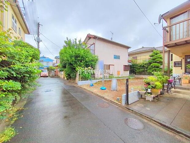 前面道路を含めた現地写真です。