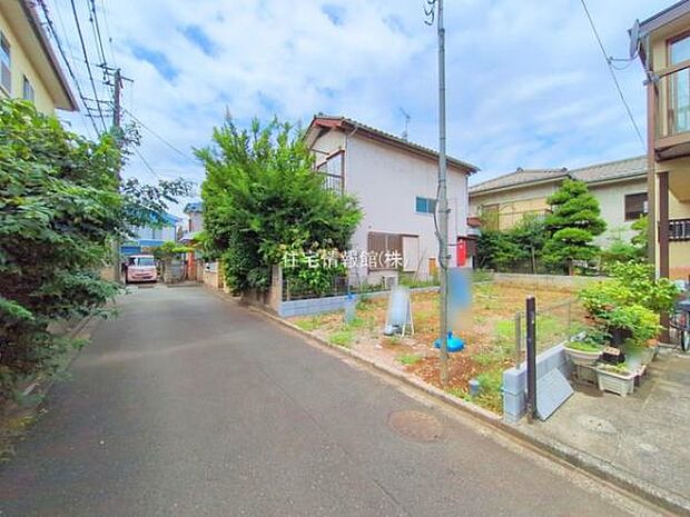 前面道路を含めた現地写真です。