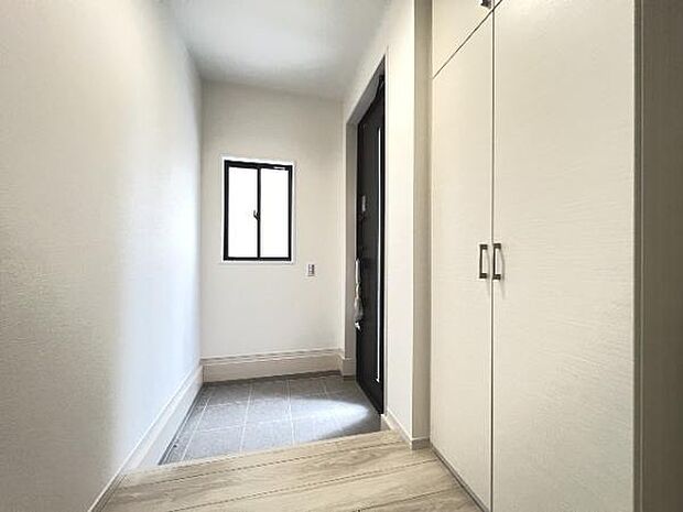 綺麗で明るい玄関でお客様をお迎えいただけます。