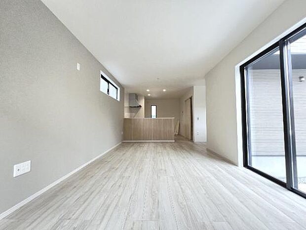 ご家族みんながゆったりくつろげる広々リビングです。