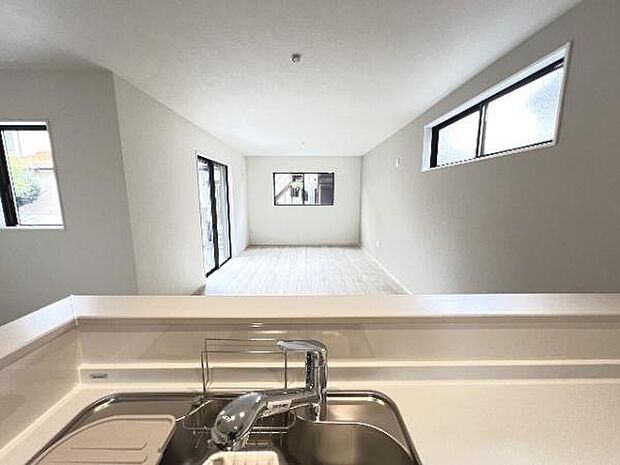 カウンターキッチン越しに会話も楽しめるダイニングキッチン。