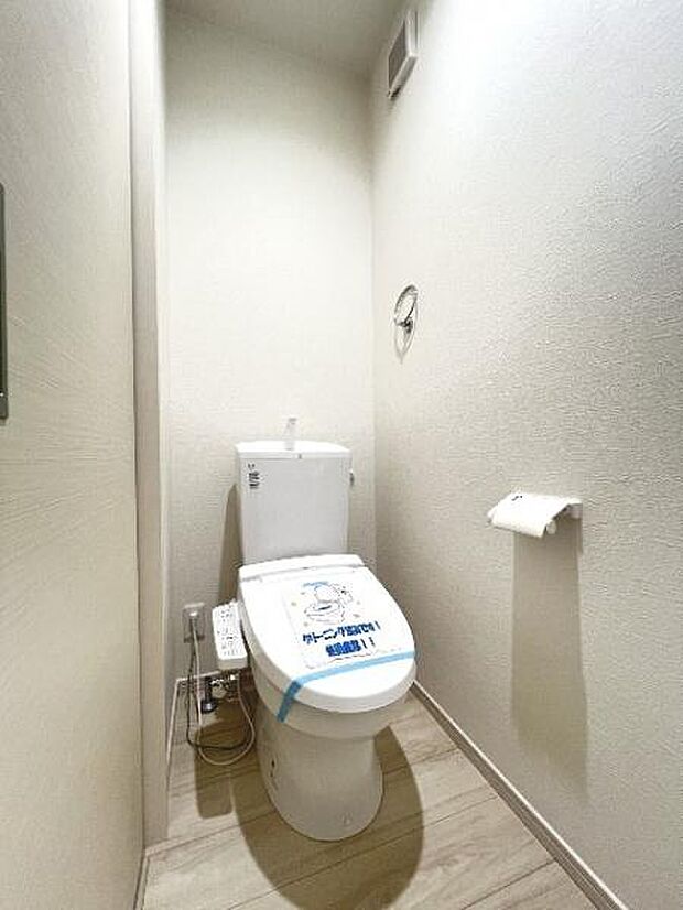 シャワー洗浄機能付のトイレは、清潔感が印象的な空間ですね。